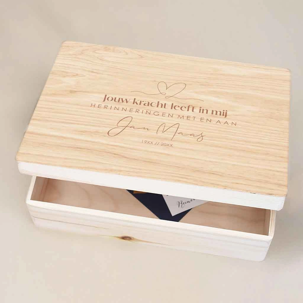 Herinneringskistje met naam als persoonlijk eerbetoon