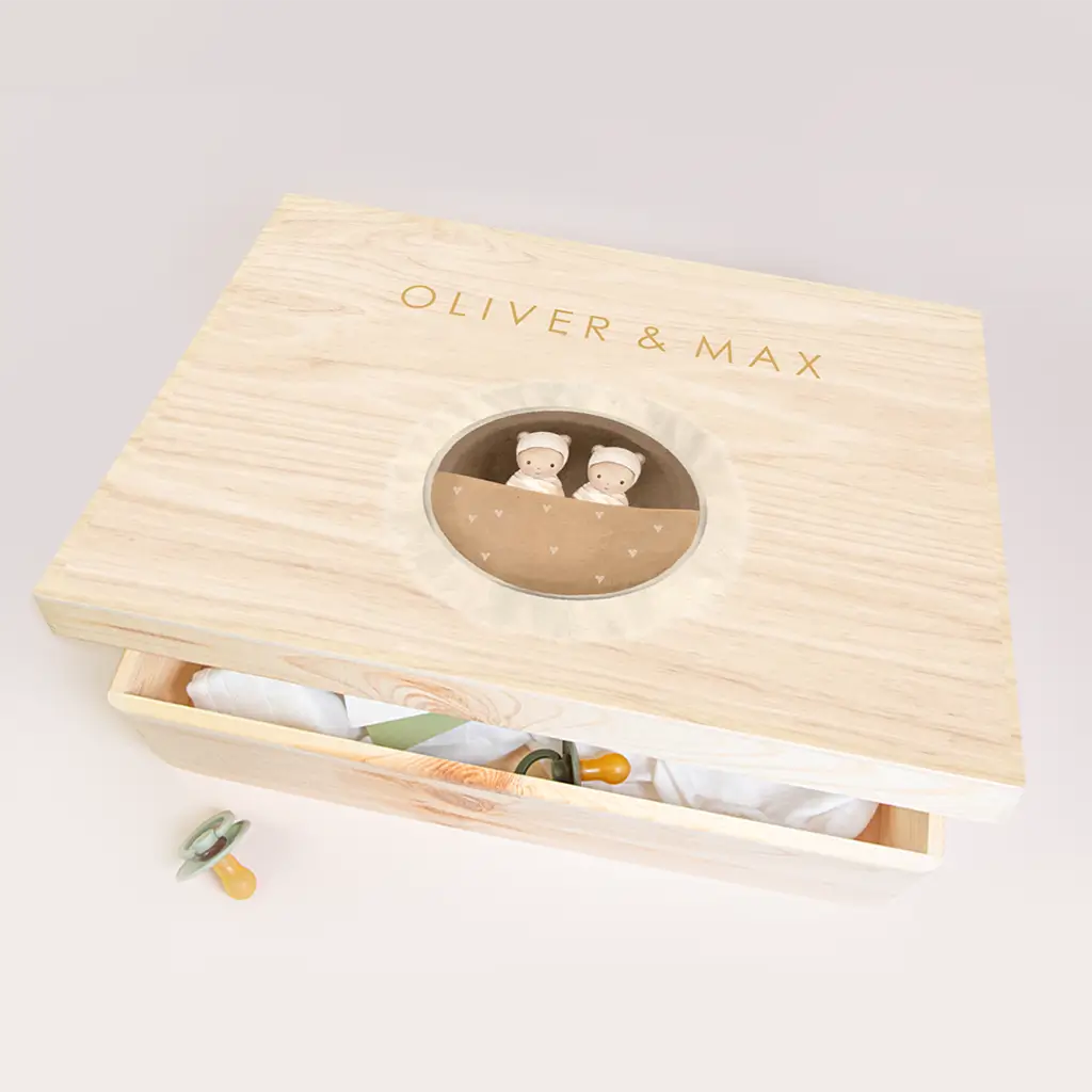 Memorybox met tweeling in een mandje en okergele namen