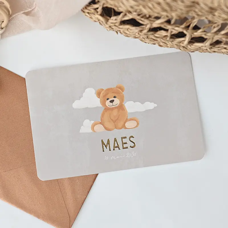 Lief geboortekaartje bruin met teddybeer en wolken