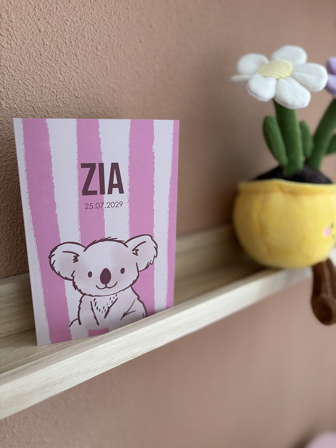Geboortekaartje meisje lijntekening koala strepen roze