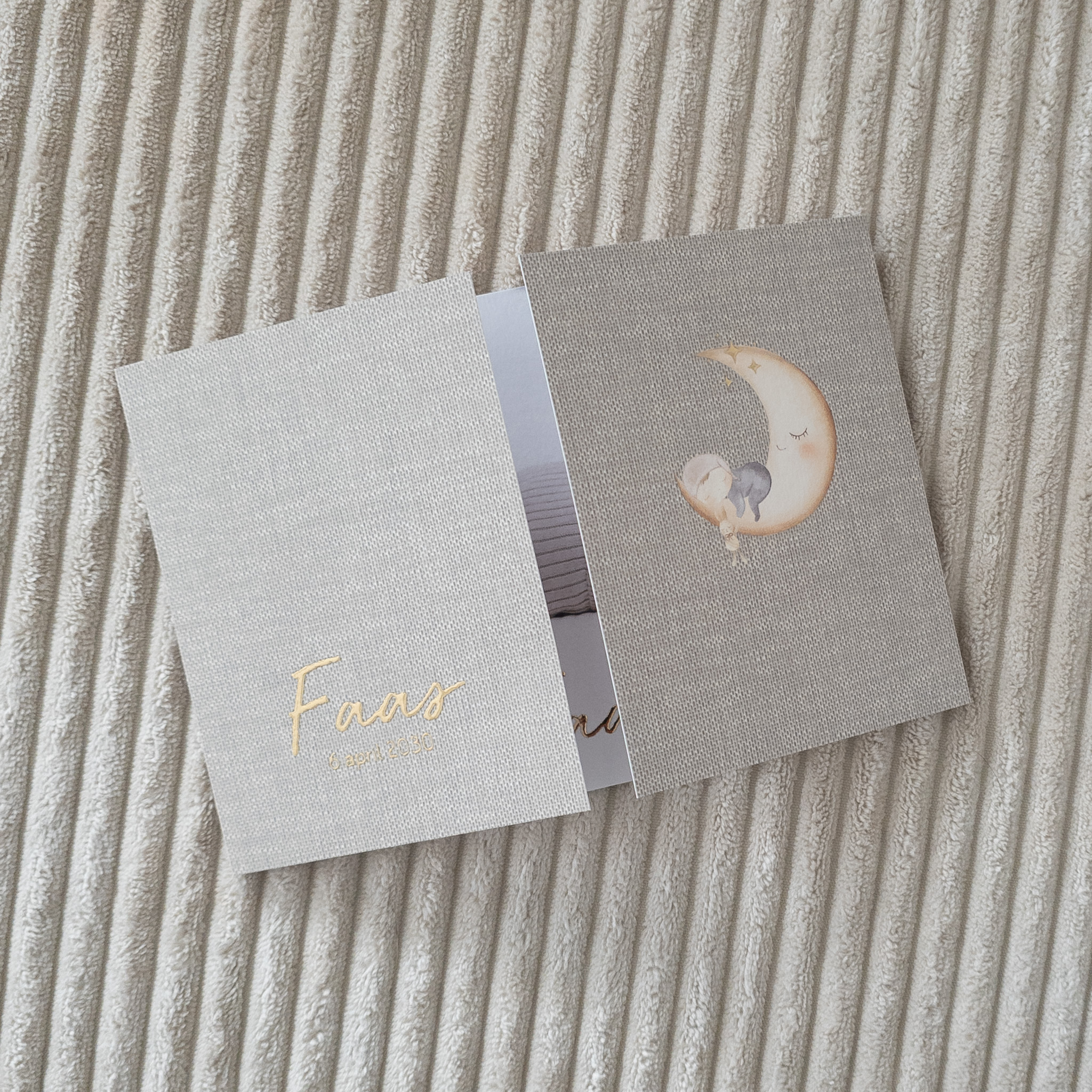 Geboortekaartje neutraal kaki linnen goudfolie maan
