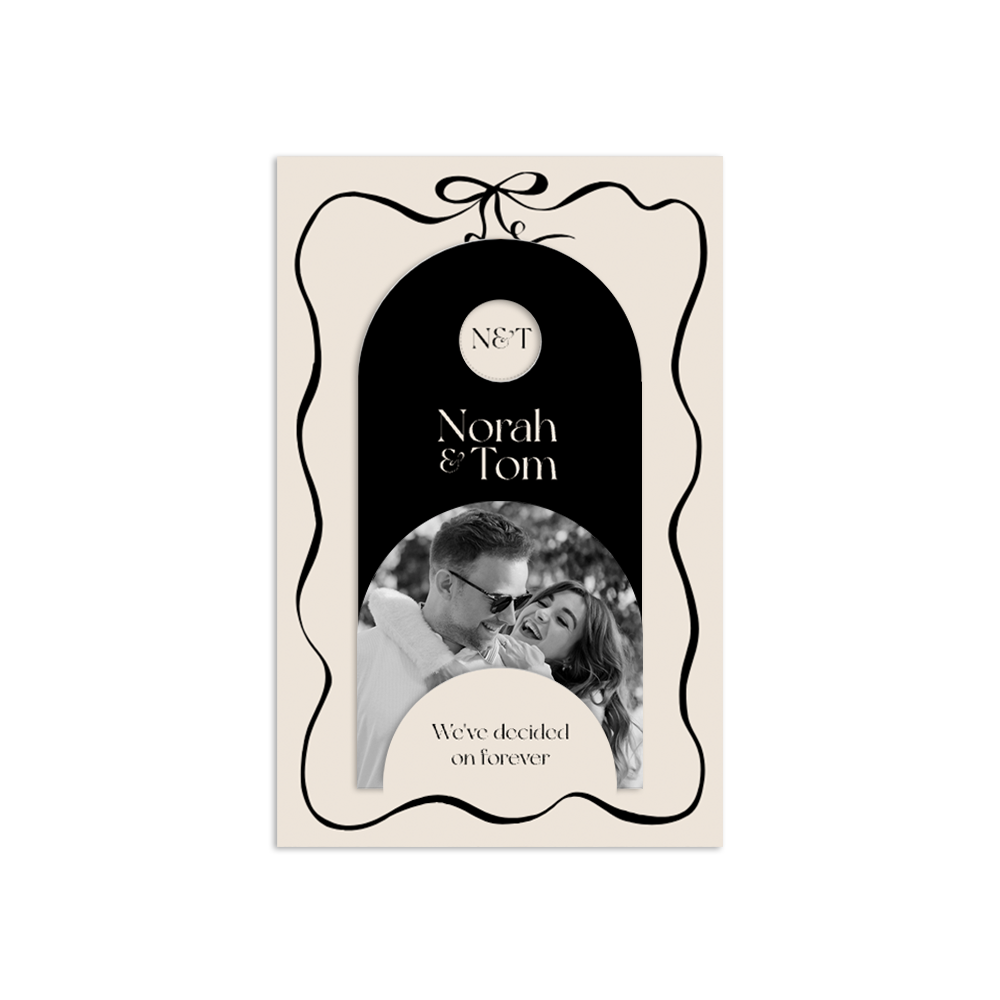 Trouwkaart met insteek, initialen, strik en foto