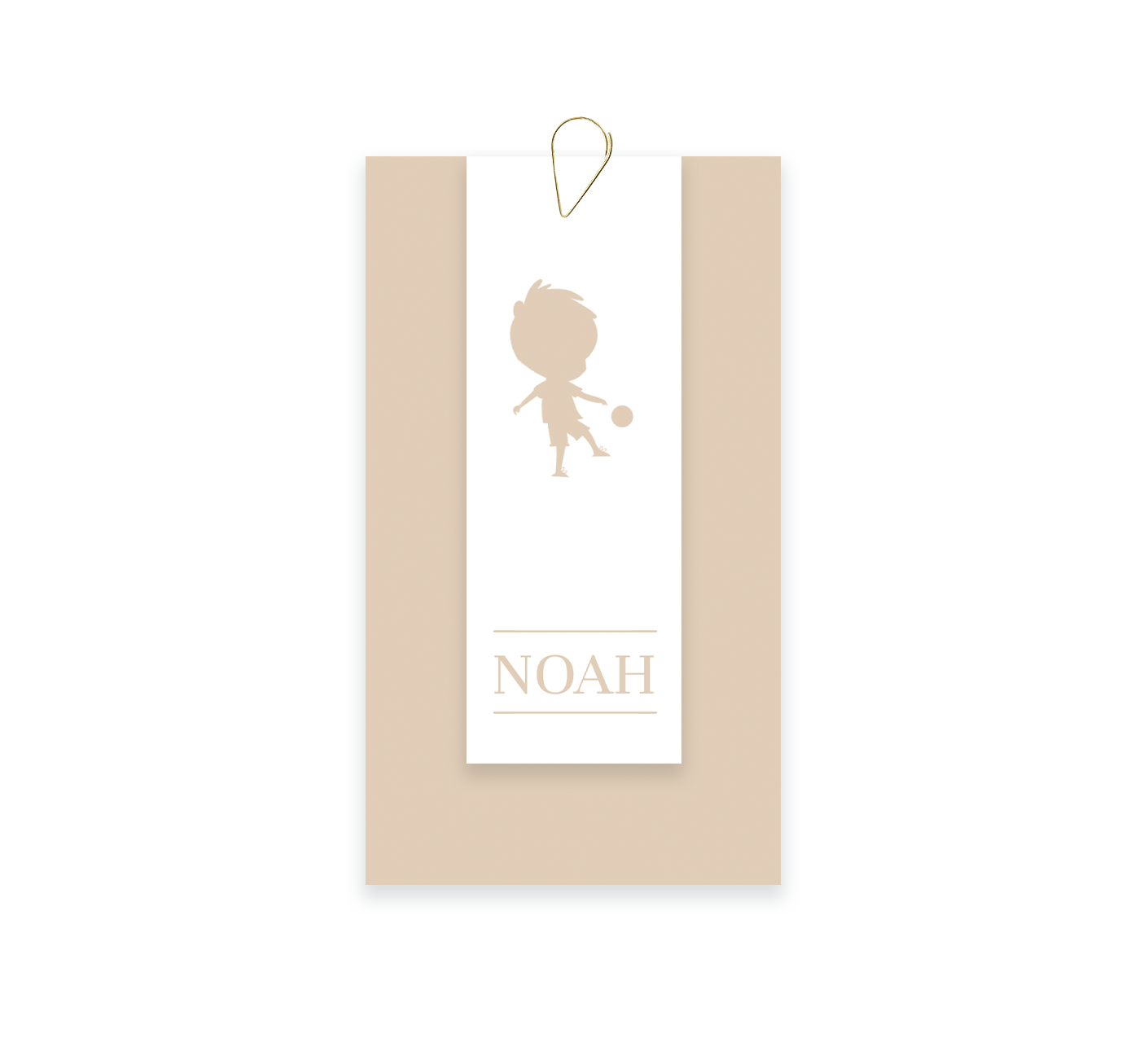 Beige label geboortekaartje met silhouetje en voetbal