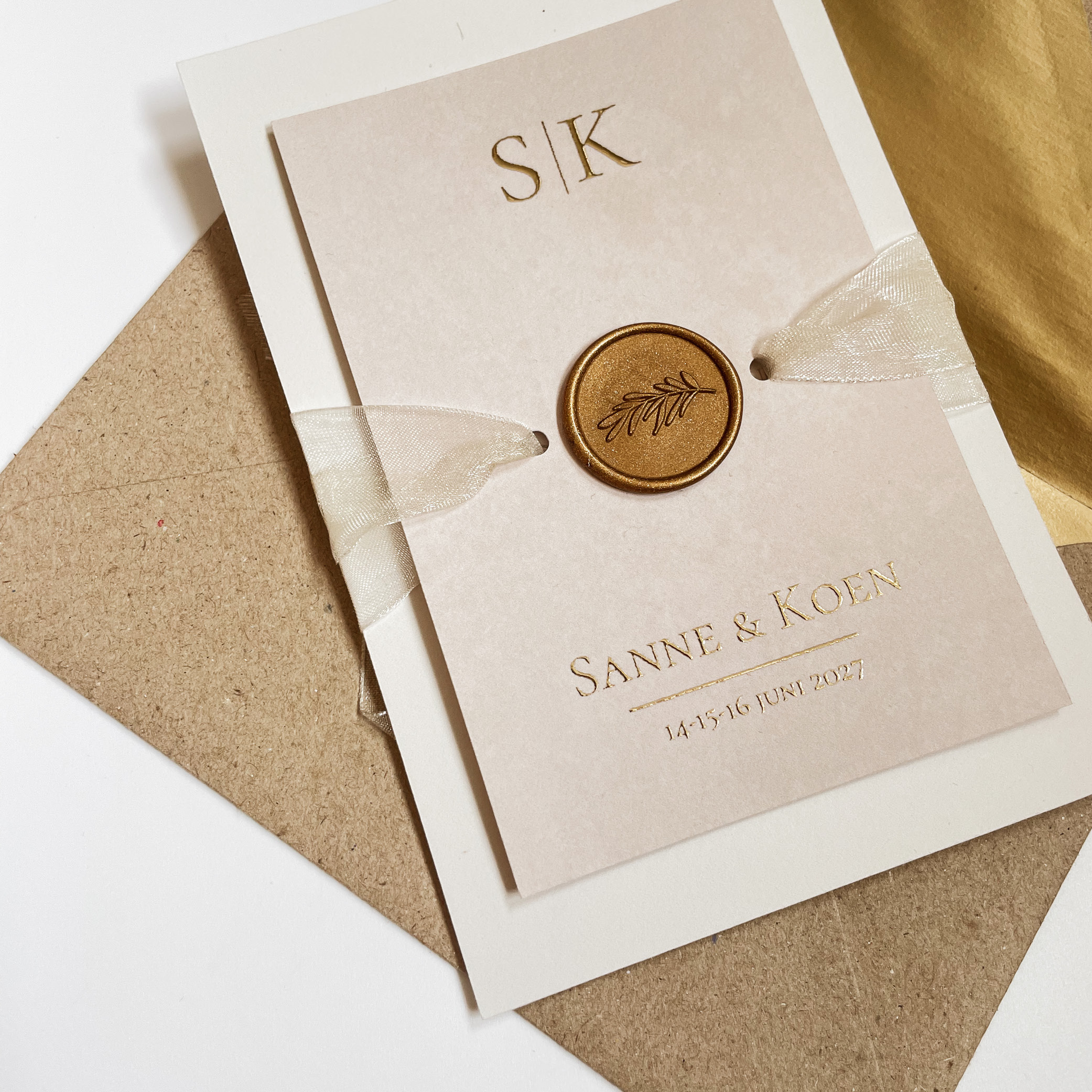 Kaartenset met extra kaartje en gaatjes voor lint