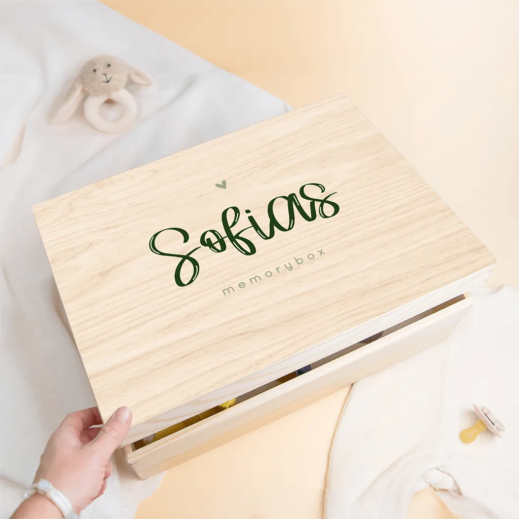 Memorybox aus Holz mit geschwungenem Namenszug als Geschenk zur Geburt