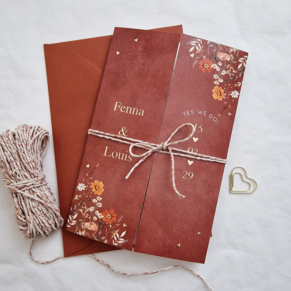Drieluik trouwkaart roodbruin bloemen luxe goudfolie