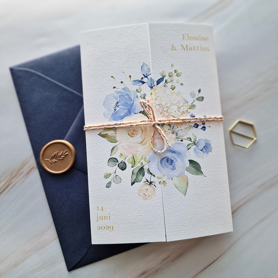 Romantische drieluik trouwkaart met bloemen blauw