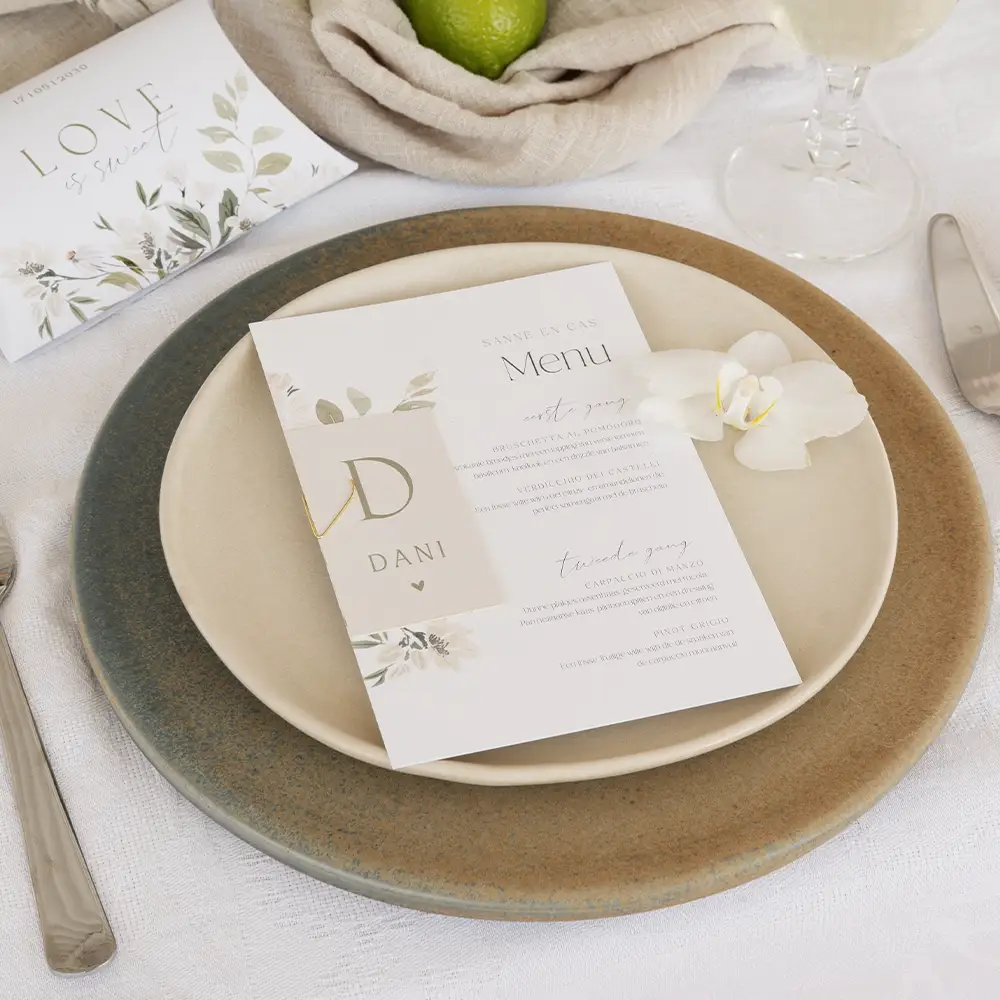 Stilvolle Menükarte mit Blumen und optionalen Namenskarten*