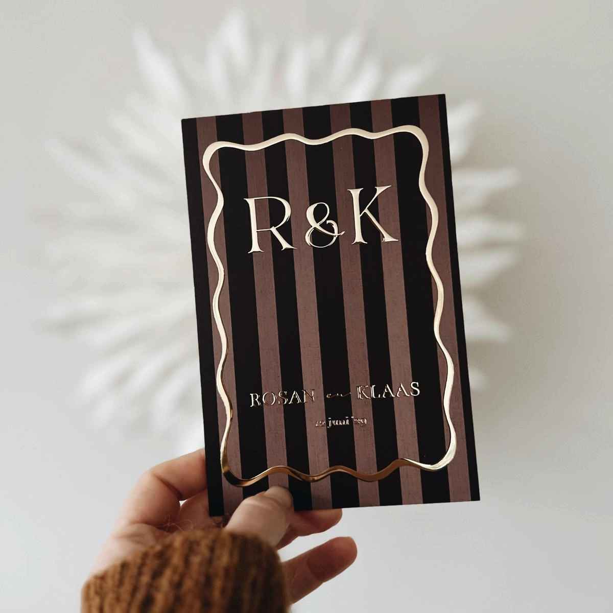 Trouwkaart met logo strepen in bordeaux rood roze en goudfolie