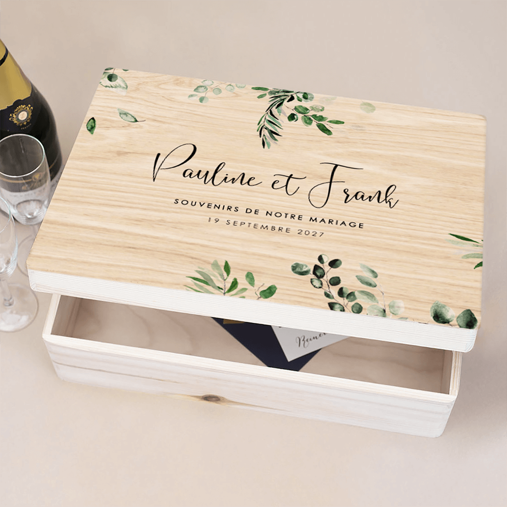 Boîte à souvenirs avec feuilles et prénoms des mariés