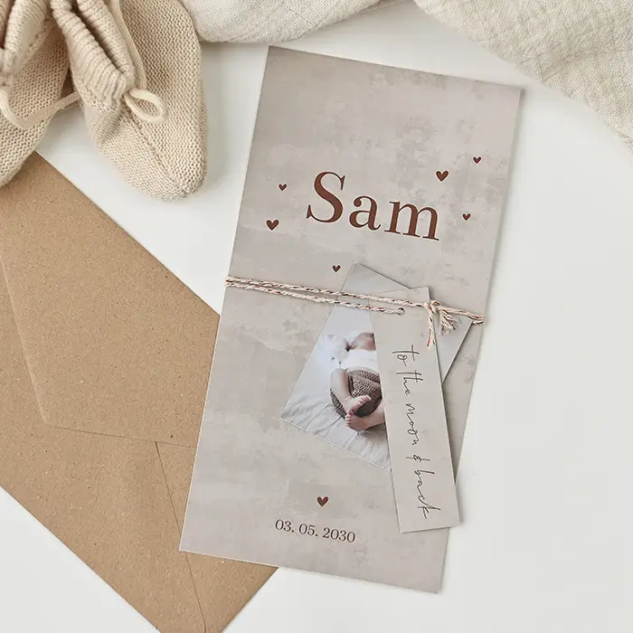 Hip label geboortekaartje met bruine velvet-look en foto