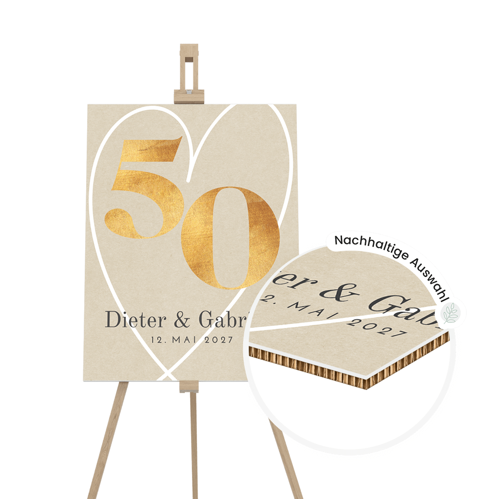 Willkommensschild Reboard-Karton mit Herz und 50 auf Sand-Hintergrund