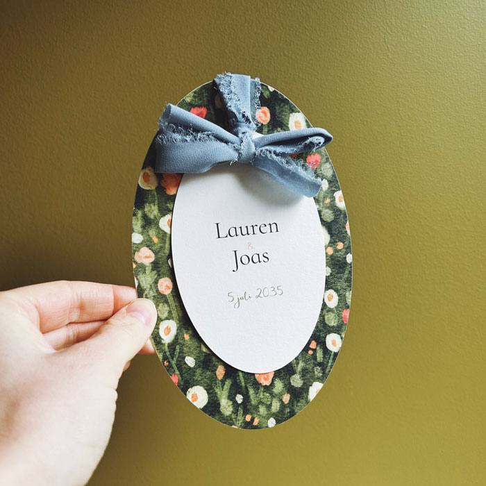 Trouwkaart met label en abstract geschilderd bloemenveld