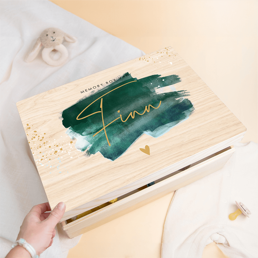 Houten kist met watercolour verf groen en goudspetters