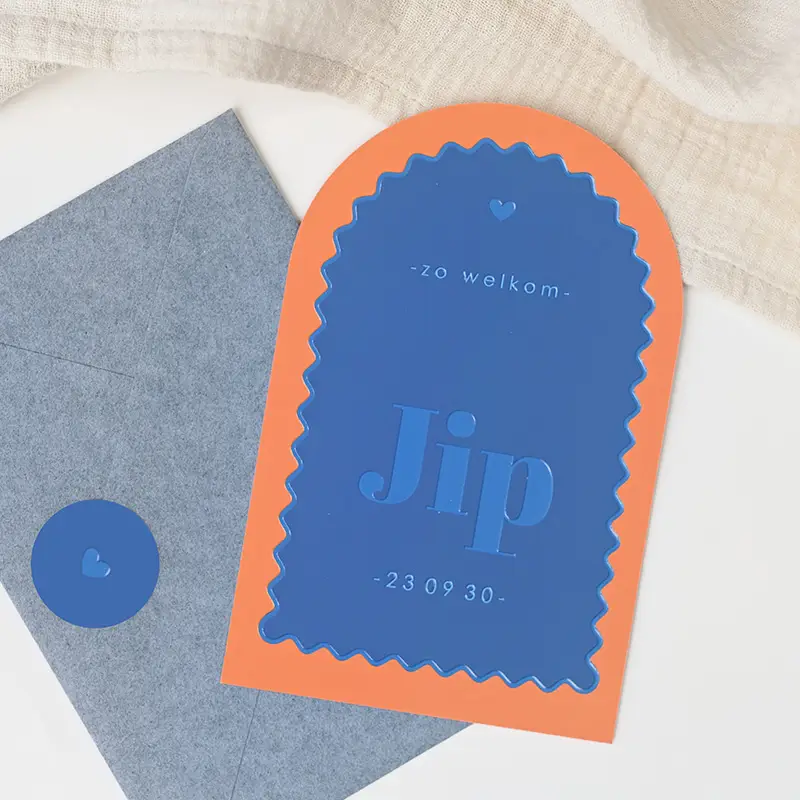 Uniek geboortekaartje in arch vorm met color blocking en hoogglans