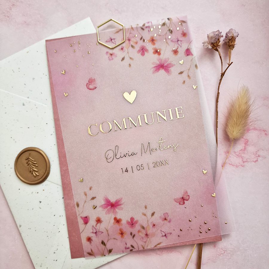 Kaart 1: communie uitnodiging kalkpapier bloemen roze goudfolie