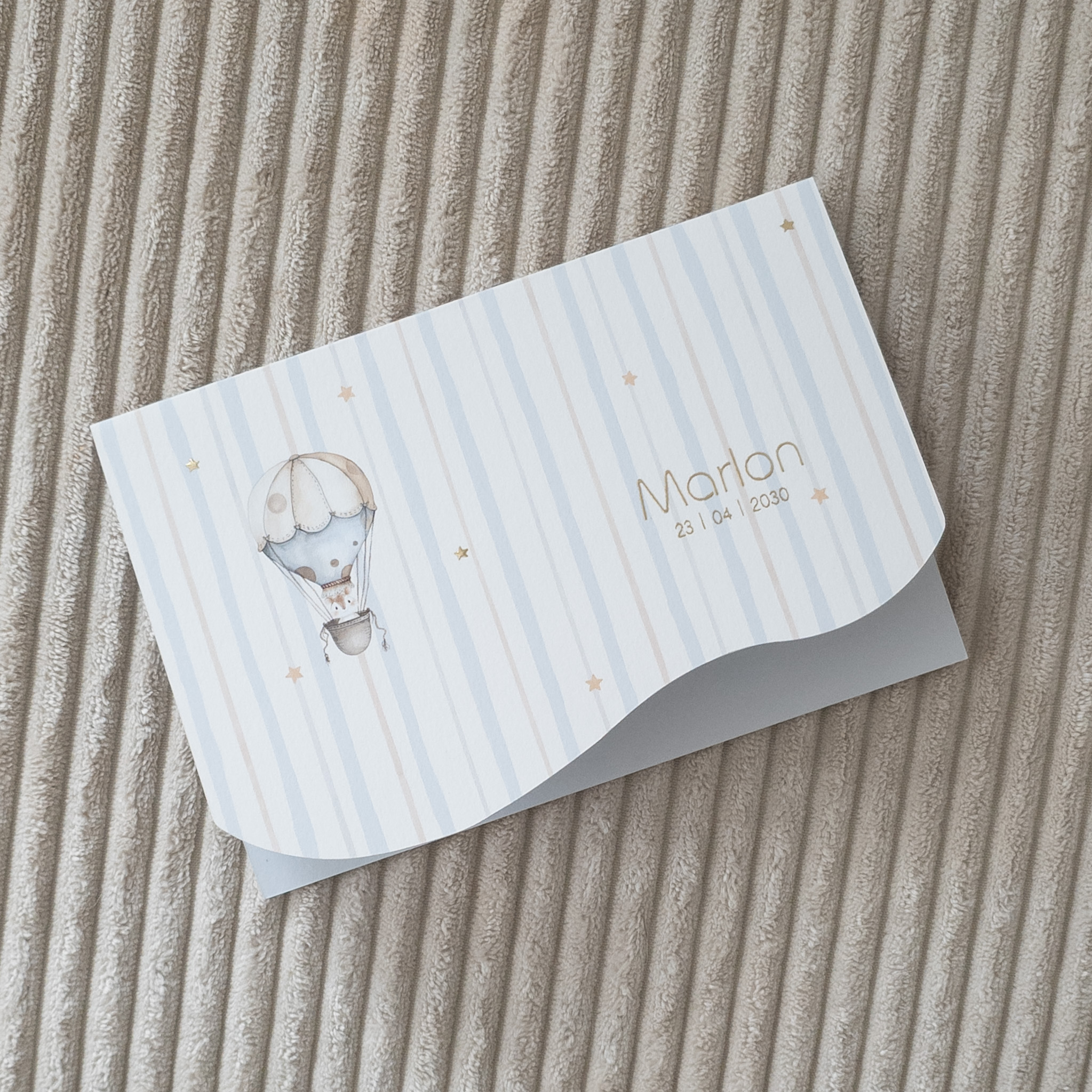 Geboortekaartje dubbel golf liggend blauw goudfolie