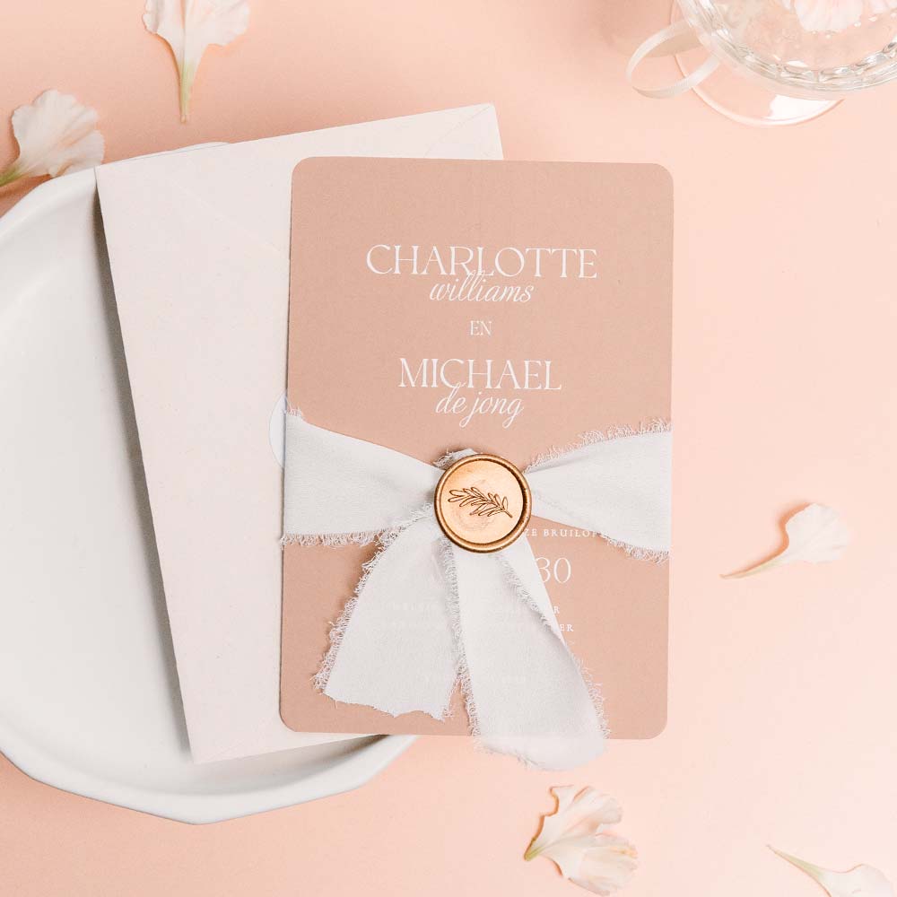 Klassieke trouwkaart bruin met optioneel lint en lakzegel