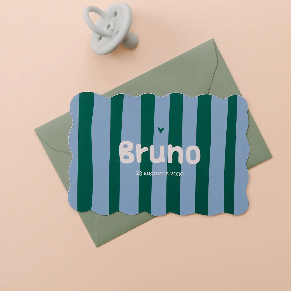 Vrolijk geboortekaartje jongen blauw en groen gestreept met golvende rand