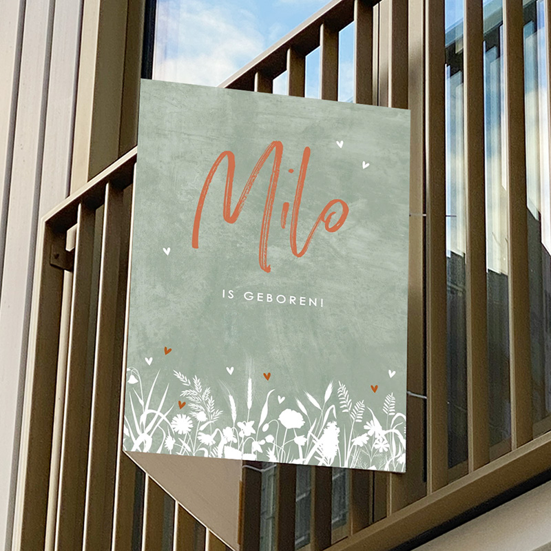 Zachtgroen raambord met bloemen en roestbruine naam