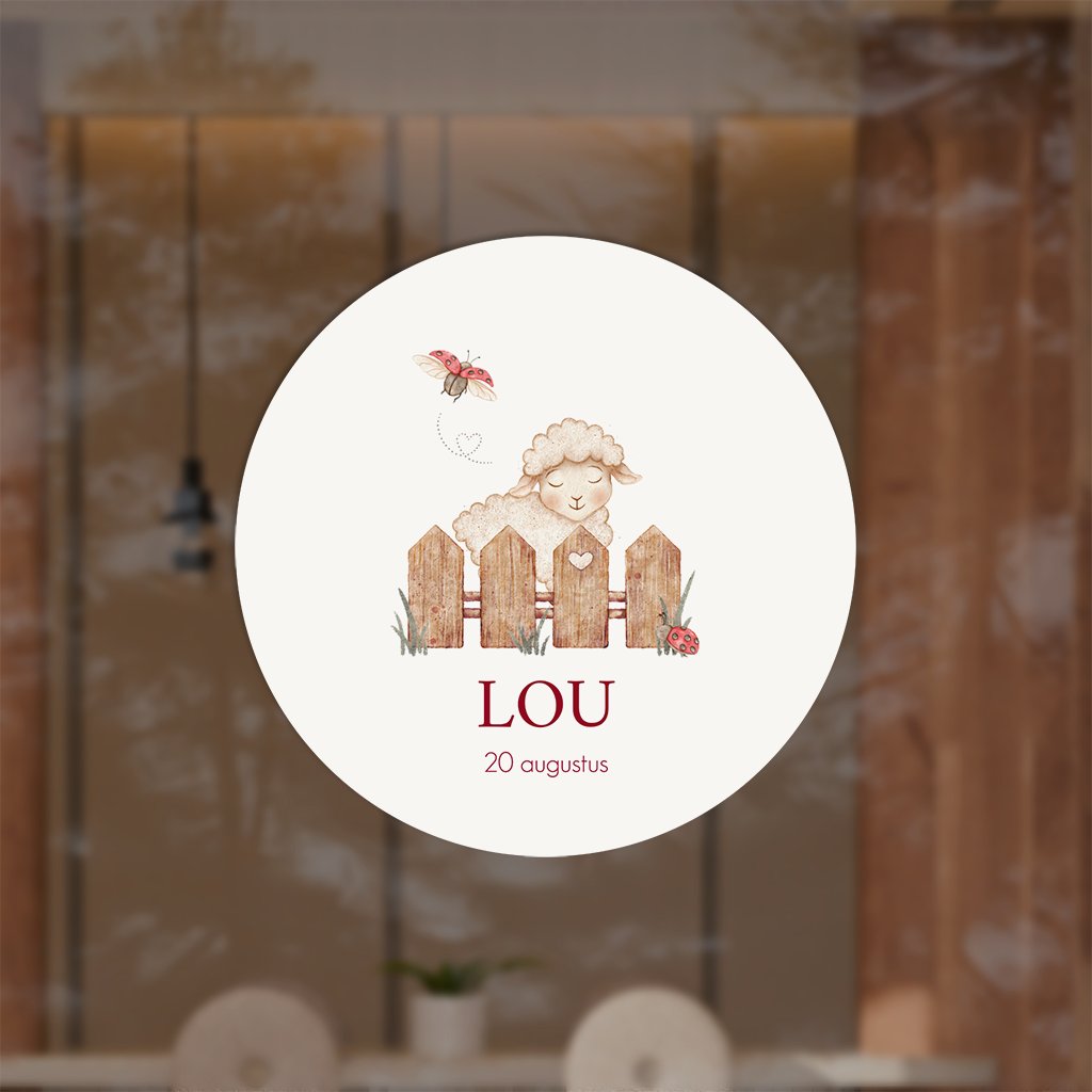 Vrolijke geboorte raamsticker met schaapje en lieveheersbeestjes