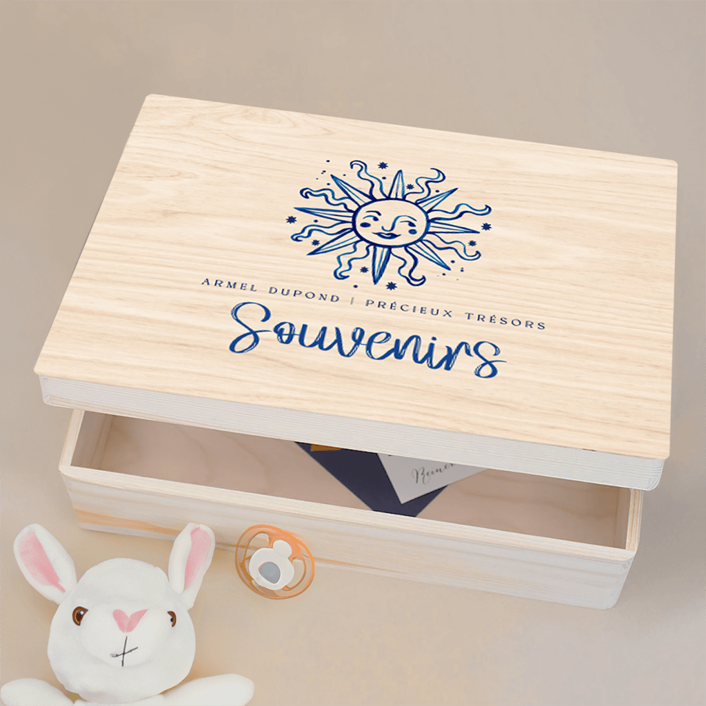 Boîte à souvenirs avec étoiles et soleil et écriture bleue