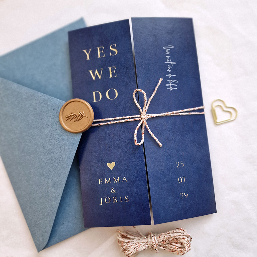 Luikvouw trouwkaart blauw goudfolie stijlvol