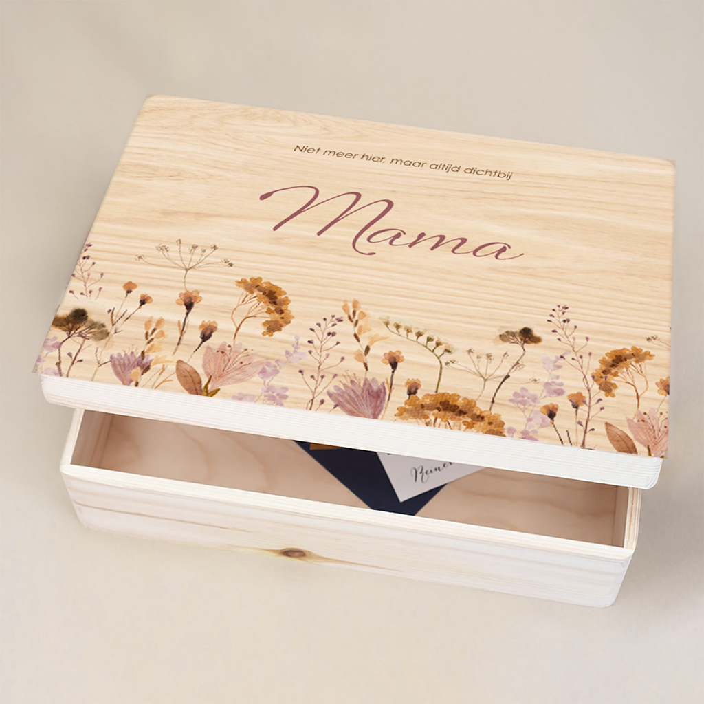Houten herinneringskist overlijden met herfst veldbloemen - Mama