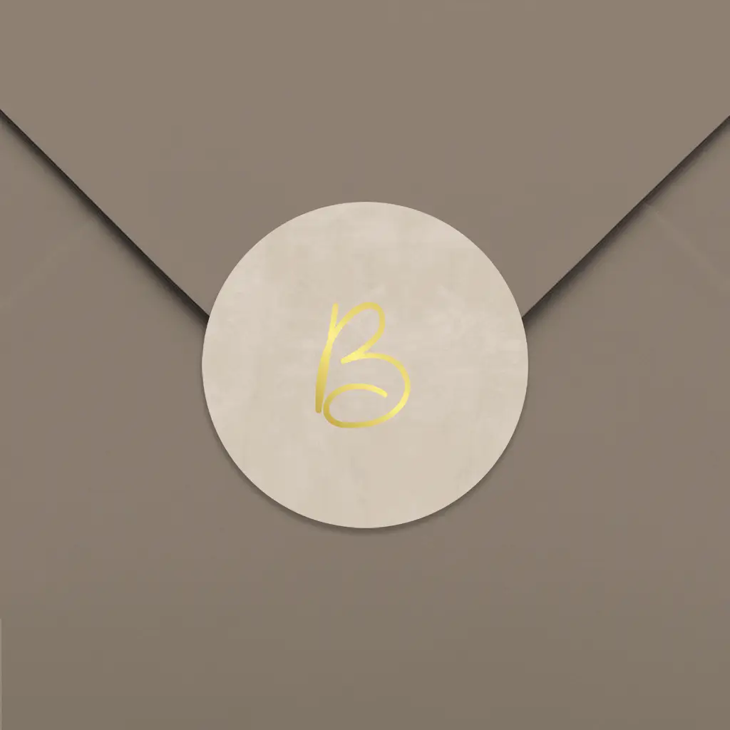 Sluitsticker beige met goudfolie initiaal - per vel