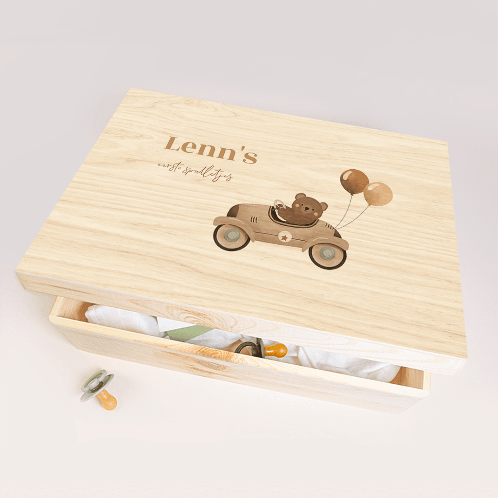 Memorybox baby met beertje in auto en ballonnen