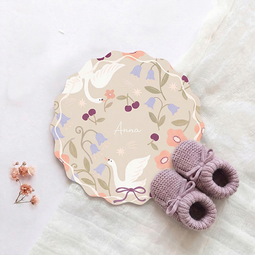 Geboortekaartje meisje beige zwanen bloemen unieke vorm