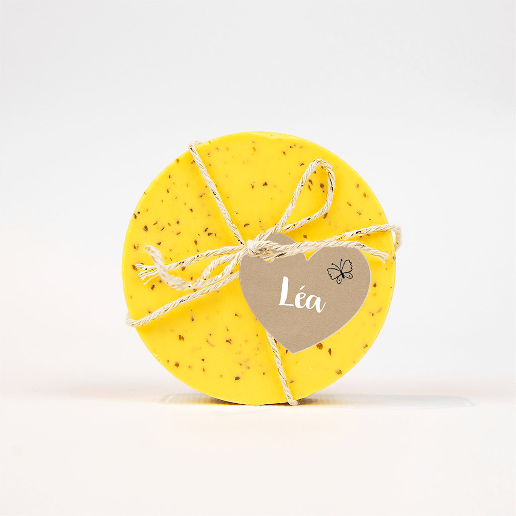 Étiquette avec papillon sur un fond brun - 16 pièces