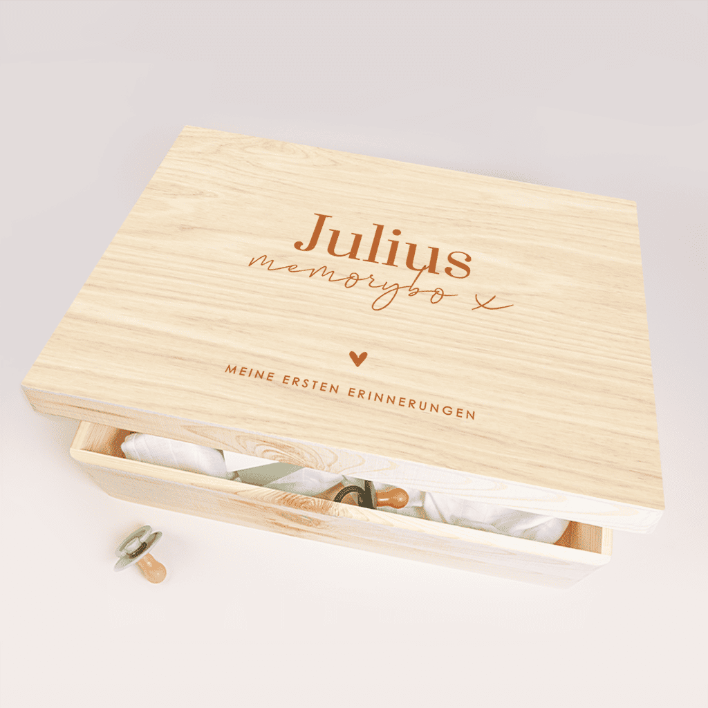 Schlichte Memorybox aus Holz mit Namen und kleinem Schriftzug