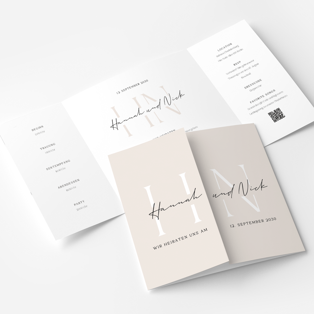 Klassische Hochzeitseinladung als Faltkarte mit Initialen