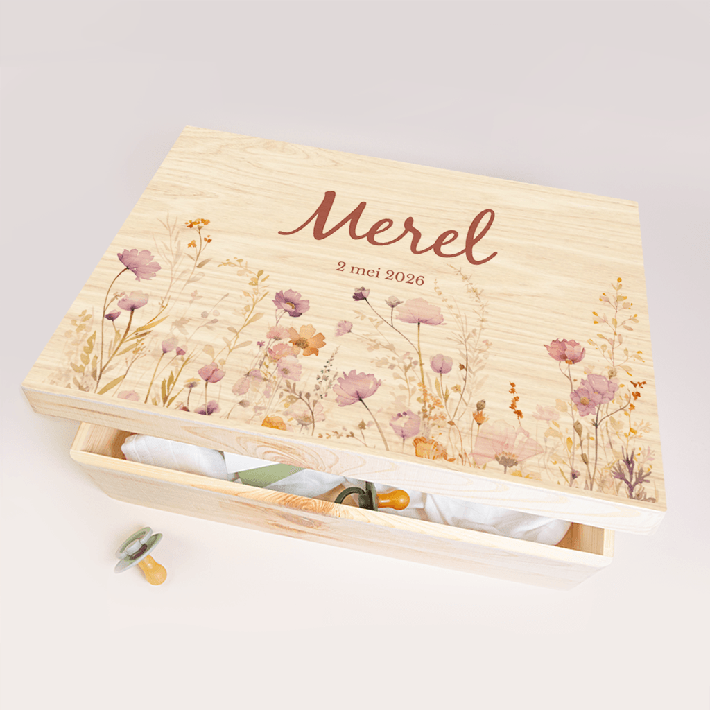 Vrolijke memorybox met bloemen en naam