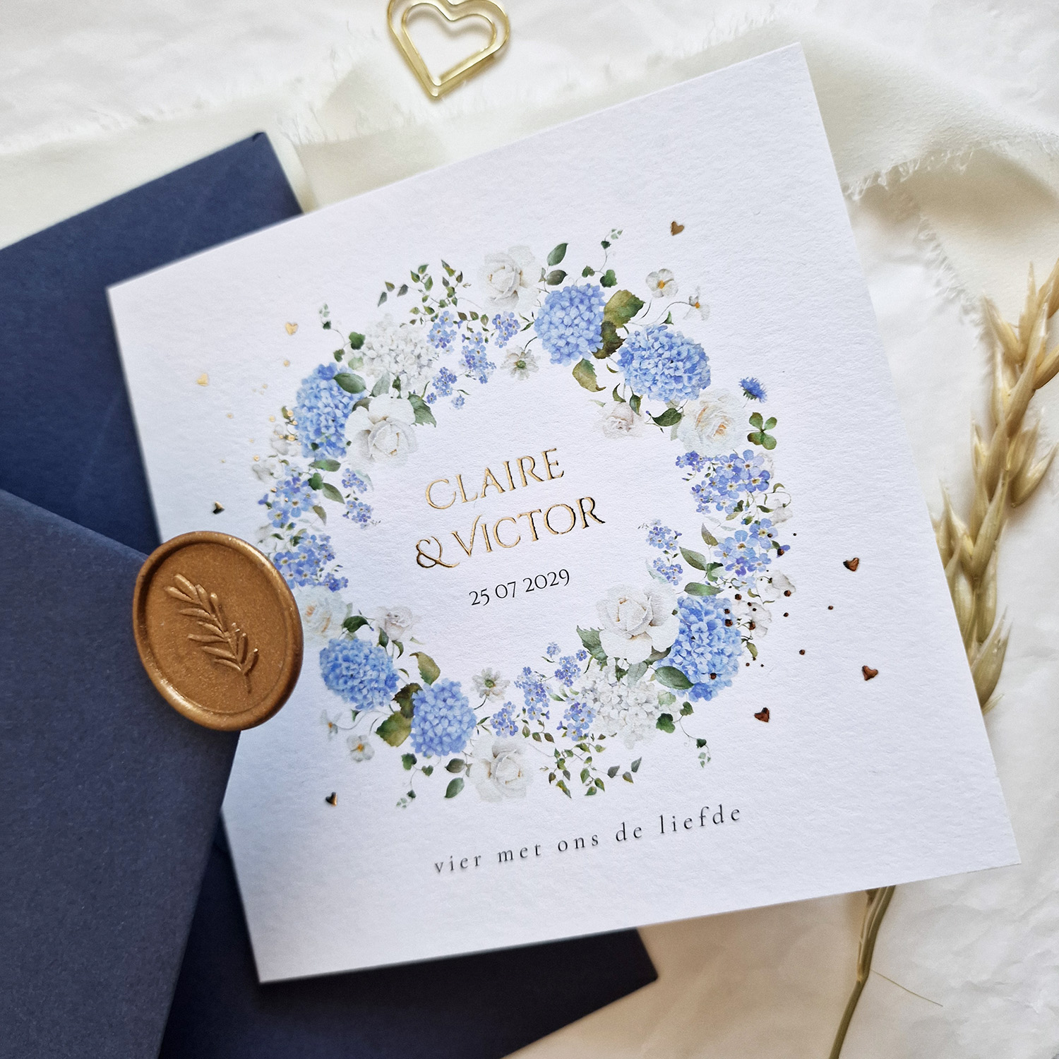 Landelijke trouwkaart wit met bloemen blauw hortensia goudfolie