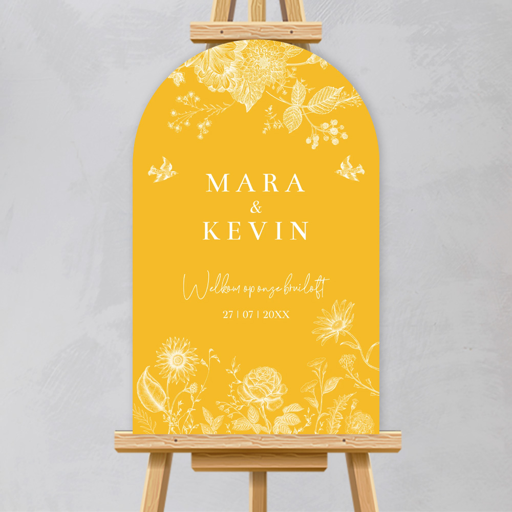 Bruiloftsbord geel bloemen boog botanisch