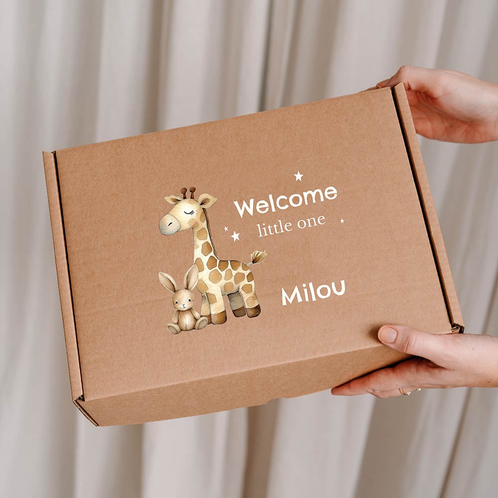 Avontuurlijke cadeaudoos van kraft met giraffen, sterren en tekst