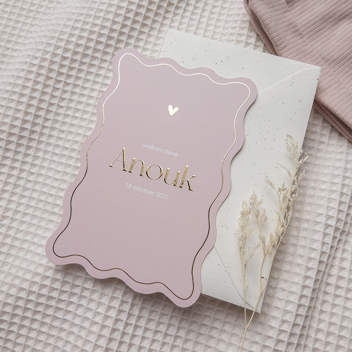 Lief roze geboortekaartje met golfrand en goudfolie voor een meisje