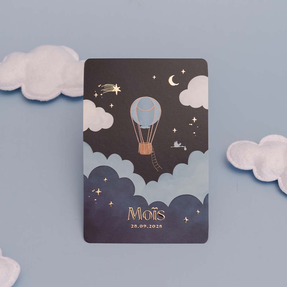 Hip geboortekaartje met luchtballon en sterrenhemel