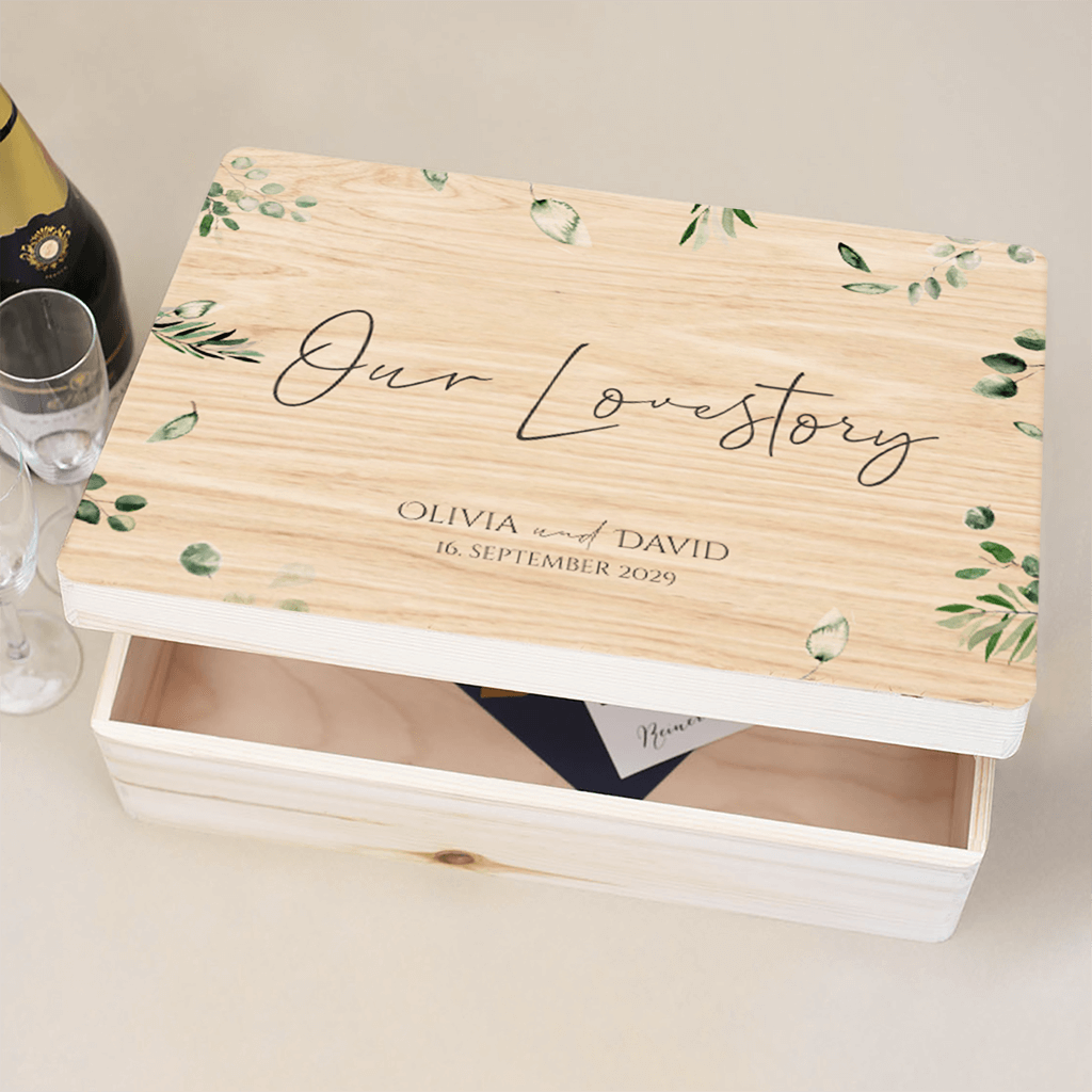 Schicke Erinnerungskiste mit grünen Blättern