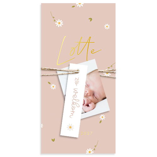 Lief label geboortekaartje voor meisje met madeliefjes en goudfolie