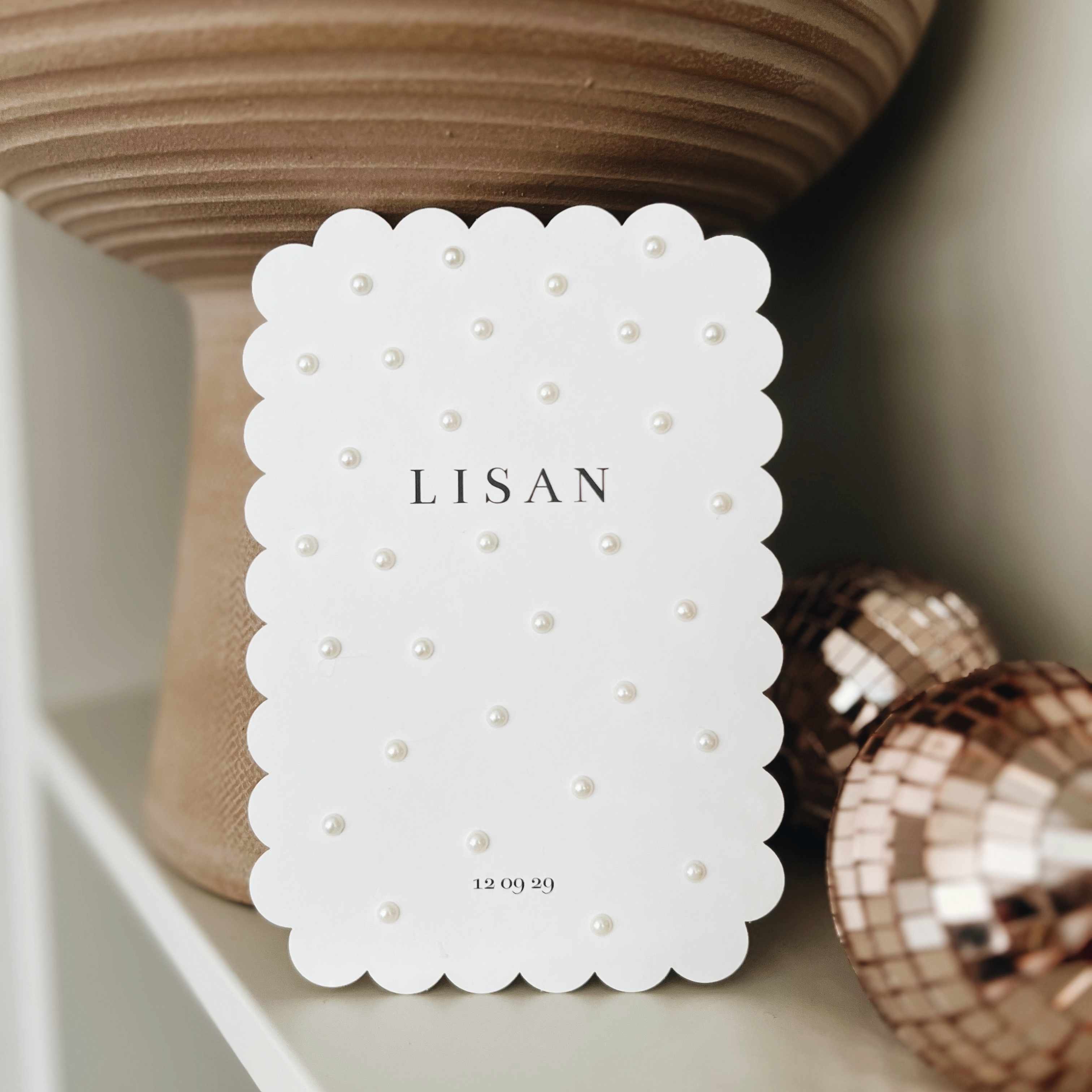 Klassiek geboortekaartje meisje in koekjesvorm met parel stickers