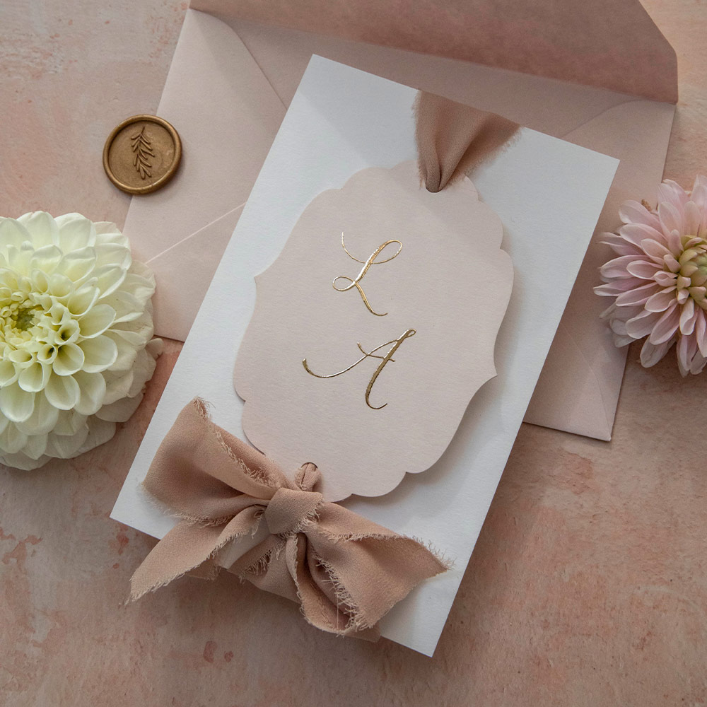 Trouwkaart labelkaart klassiek goudfolie blush