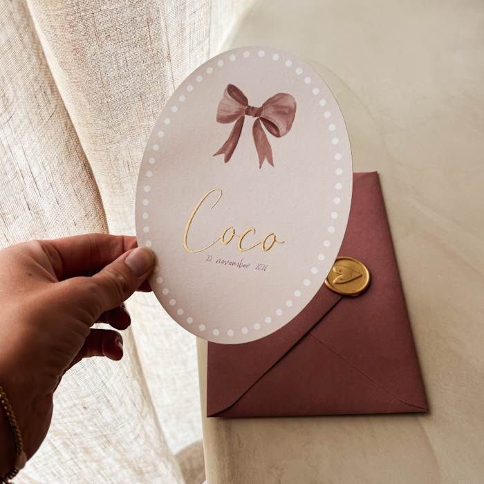 Lief ovalen meisjes geboortekaartje met strikje