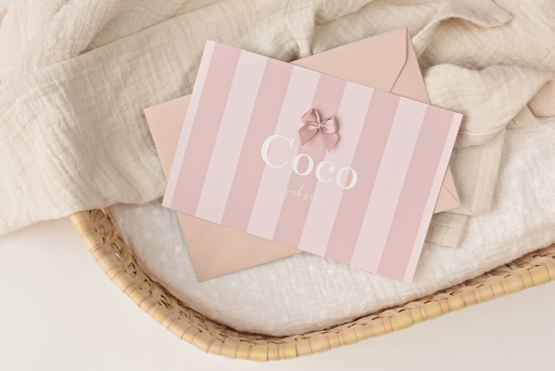 Klassiek gestreept geboortekaartje meisje met optioneel écht strikje