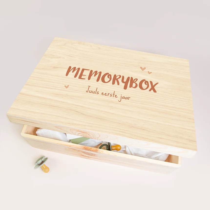 Memorybox geboorte van hout in neutrale kleuren met hartjes