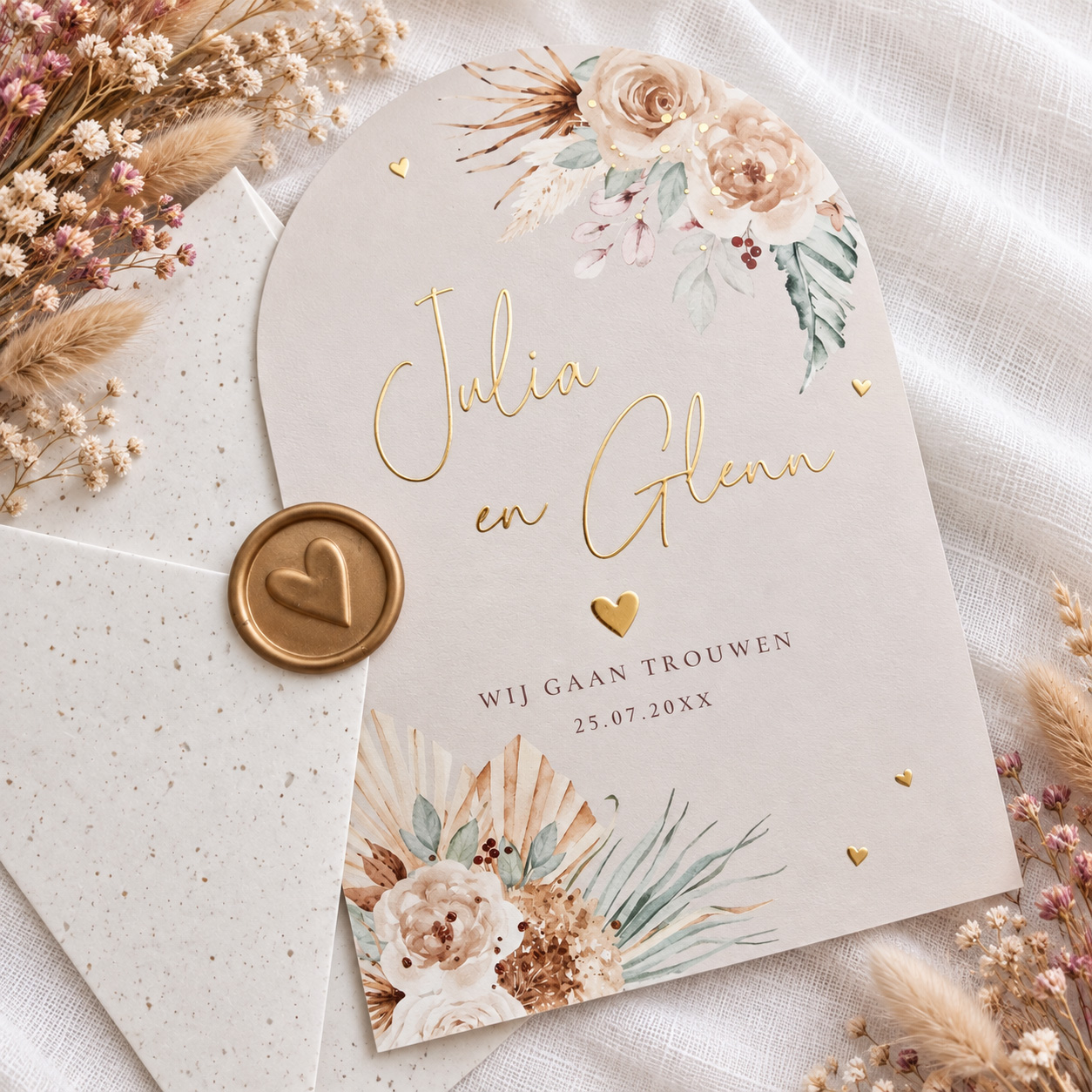 Bohemian trouwkaart boogvorm met beige bloemen en goudfolie