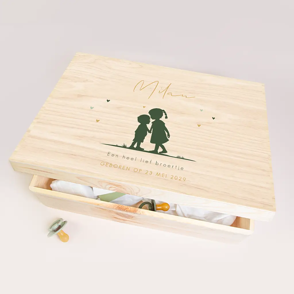 Memorybox met silhouetjes van klein broertje met grote zus