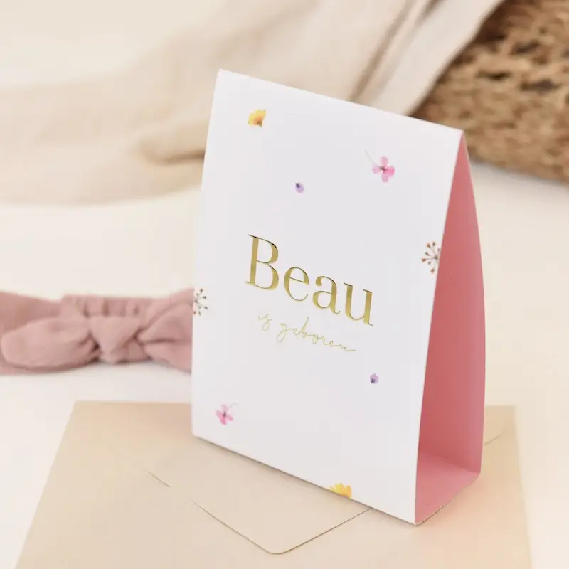 Lief goudfolie geboortekaartje meisje met bloemen in tentvorm